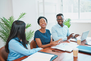Obraz premium Young business woman explains to colleagues using tablet at office boardroom