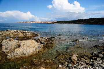 La costa tra Li Feruli e Isola Rossa, sullo sfondo Isola Rossa