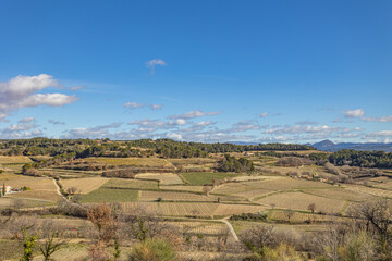 paysage de vignes et de champs dans le sud de la France
