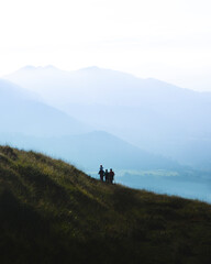 familia caminando por el campo