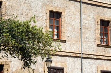 Fototapeta na wymiar Fachadas del casco antiguo de Palma de Mallorca cerca de la Catedral