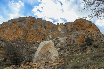 In the Kozluca Neighborhood of Malatya's Akçadağ district, with the effect of the 7.7-magnitude earthquake, huge pieces of cap were torn from the mountains.