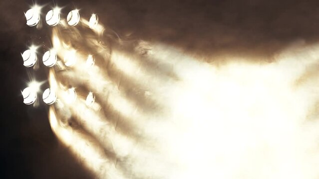 Luces de escenario y niebla o neblina en la oscuridad. Fondo musical. Juego de luces. Concepto de m&uacute;sica en vivo y conciertos.