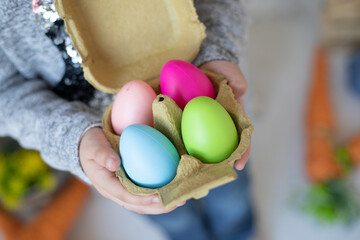 Menina segurando ovos da páscoa