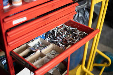 Gaveta com parafusos e porcas