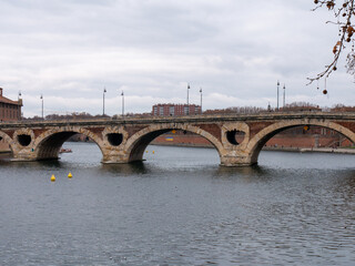 Fototapeta na wymiar Pont-Neuf de Toulouse une journée d'hiver