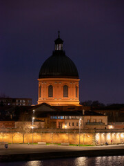 Fototapeta na wymiar Chapelle Saint Joseph de la Grave à Toulouse vue de nuit depuis le quai Saint Pierre