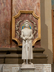 Fototapeta premium Statue de Jeanne d'Arc dans la Basilique de la Daurade à Toulouse