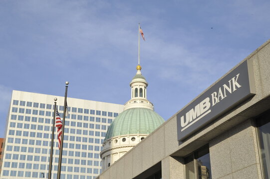 Old Courthouse and UMB Bank in downtown Saint Louis, Missouri