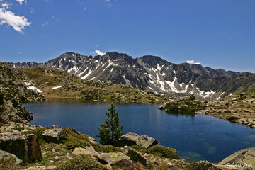 Naklejka premium lake in the mountains