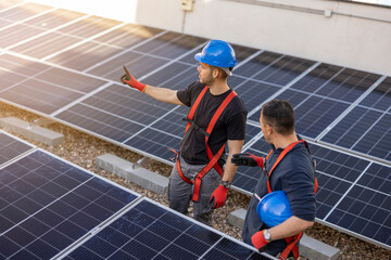 workers installing solar panels, for efficient energy in the city
