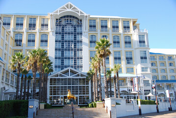 schönes großes Hotel am Hafen von Kapstadt