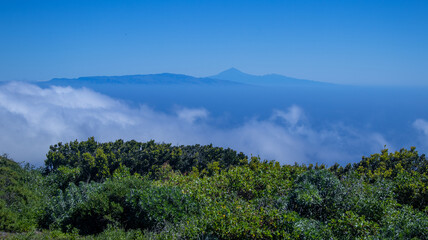 Fototapeta na wymiar Siluetas de dos islas, La Gomera y Tenerife.