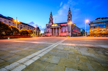 Obraz premium Leeds City Council view during blue hour in UK