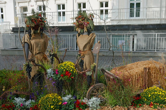 Strohfiguren mit Blumenschmuck in Meran