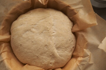 Roher Teig für Brot backen in einer Schale