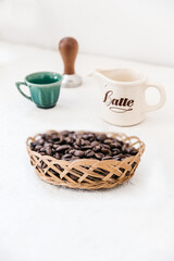 Granos de cafe tostado y herramientas para realizar cafe
