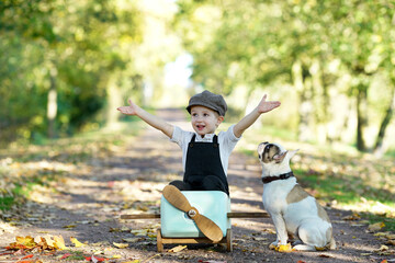 kleiner Junge mit Hund im Holzflieger