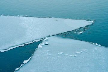Fototapeta na wymiar Ice flakes on Lake Mjøsa.