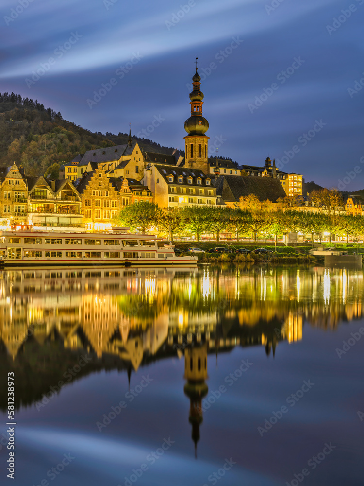 Poster Cochem riverside buildings lit up after sunset and lights reflection on Moselle river in Cochem-Zell district in Rhineland-Palatinate, Germany