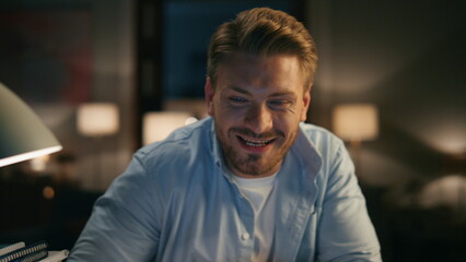 Obraz premium Laughing guy chatting computer cozy apartments closeup. Person reacting on joke