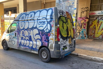 Transporter mit Graffiti in der Innenstadt von Athen (Griechenland)