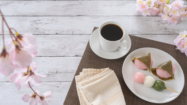 桜と和菓子とコーヒー｜三色団子(花見団子)・桜餅(道明寺)　春の和菓子　イメージ