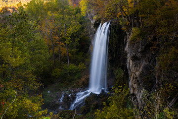 Fototapeta na wymiar Falling Spring Falls