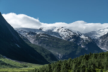 Fototapeta premium Blick in das tal langedalen zum Gletscher Jostedalsbreen, Norwegen