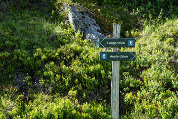 Wanderwegweiser am Gletscher Austerdalsbreen
