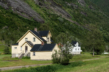 Fototapeta na wymiar bauernhöfe im Tal Veitastrondi am Austerdalsbreen, Norwegen