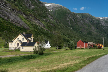Fototapeta na wymiar bauernhöfe im Tal Veitastrondi am Austerdalsbreen, Norwegen