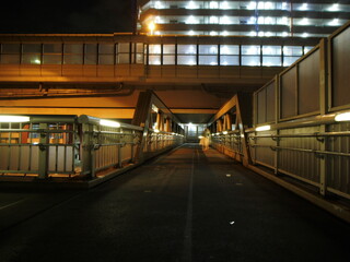高速道路と交差する深夜の高架式歩道橋