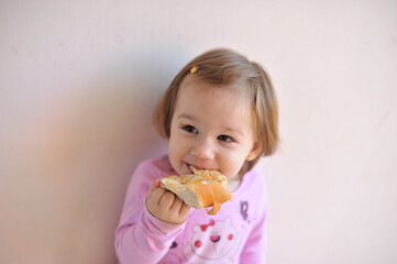 bebé sorridente comendo pastel 