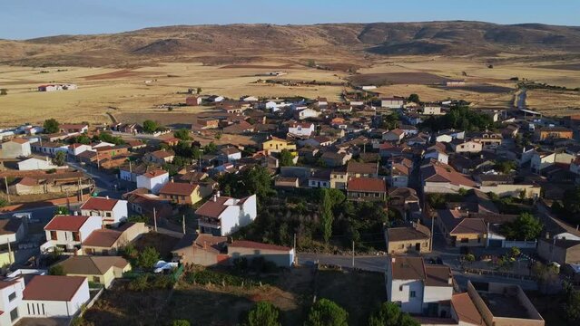 video aereo de un pueblo, pueblo entre las monta&ntilde;as. colorida villa en la naturaleza a vista de dron