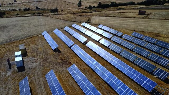 planta fotovoltaica, campo de placas solares desde el aire, toma de dron de placas solares. video energ&iacute;as renovables