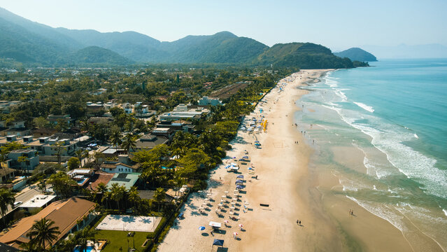 Aerial view of Juquehy beach and coastline in S&atilde;o Paulo, Brazil / Vista a&eacute;rea da praia de Juquehy e litoral norte de S&atilde;o Paulo