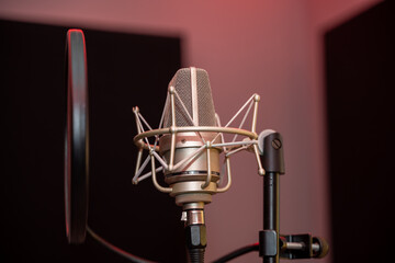 micro suspendu en studio pour enregistrement voix