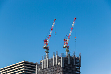 建設中の高層ビルと二基のタワークレーン