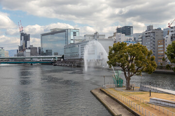 Fototapeta premium 大阪・中之島公園の噴水