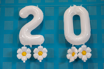 ballons blanc et jaunes avec le chiffre 20 et des Marguerittes pour anniversaire