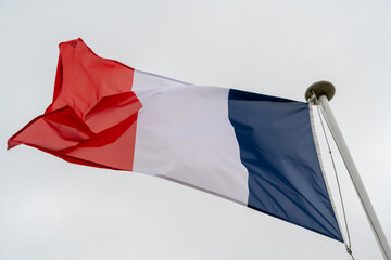 Drapeau tricolore français tendu par le vent