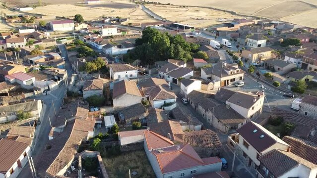 Vista de pajaro de pueblo. tejados de una villa con arboles