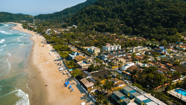 Aerial view of Juquehy beach and coastline in S&atilde;o Paulo, Brazil / Vista a&eacute;rea da praia de Juquehy e litoral norte de S&atilde;o Paulo