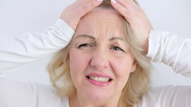 Animation of stressed, screaming caucasian woman holding head, with question marks on chalkboard. national trivia day, knowledge, questions, quizzes and competitions concept digitally generated video - Powered by Adobe