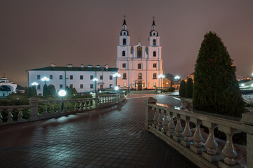 Obraz premium View of the Cathedral of the Descent of the Holy Spirit on a winter foggy evening, Minsk, Belarus