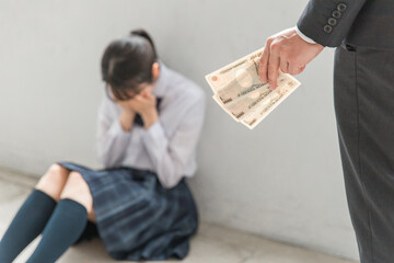 売春・パパ活・援助交際のためお金を手渡される女子高生と男性
