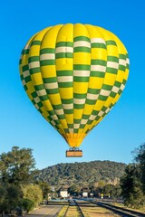 Obraz premium Hot air balloon taking off into blue skies over Napa Valley