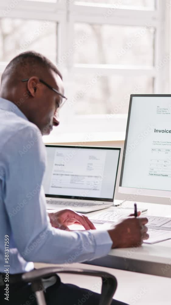 Aufkleber electronic invoice accountant software on computer