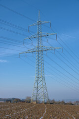 Stromversorgung: Strommast / Hochspannungsleitung / Hochspannungsmast (Überlandleitung) vor einem blauen Himmel - Elektrizität